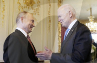 NEWS - Genf: Wladimir Putin  und US-Präsident Joe Biden schütteln sich die Hände