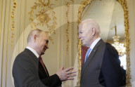 NEWS - Genf: Wladimir Putin  und US-Präsident Joe Biden schütteln sich die Hände