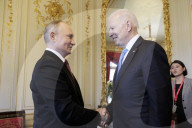 NEWS - Genf: Wladimir Putin  und US-Präsident Joe Biden schütteln sich die Hände