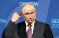 NEWS - Genf: Russlands Präsident Wladimir Putin gestikuliert bei der Pressekonferenz