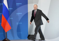 NEWS - Genf: Russlands Präsident Wladimir Putin gestikuliert bei der Pressekonferenz