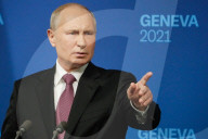 NEWS - Genf: Russlands Präsident Wladimir Putin gestikuliert bei der Pressekonferenz