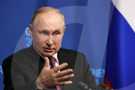 NEWS - Genf: Russlands Präsident Wladimir Putin gestikuliert bei der Pressekonferenz