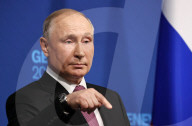 NEWS - Genf: Russlands Präsident Wladimir Putin gestikuliert bei der Pressekonferenz