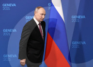 NEWS - Genf: Russlands Präsident Wladimir Putin gestikuliert bei der Pressekonferenz