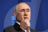 NEWS - Genf: Russlands Präsident Wladimir Putin gestikuliert bei der Pressekonferenz