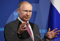 NEWS - Genf: Russlands Präsident Wladimir Putin gestikuliert bei der Pressekonferenz