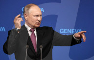 NEWS - Genf: Russlands Präsident Wladimir Putin gestikuliert bei der Pressekonferenz