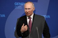 NEWS - Genf: Russlands Präsident Wladimir Putin gestikuliert bei der Pressekonferenz