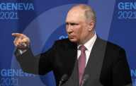 NEWS - Genf: Russlands Präsident Wladimir Putin gestikuliert bei der Pressekonferenz