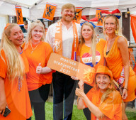 ROYALS -  König Willem-Alexander besucht die "Schönste Oranje-Strasse" Hollands