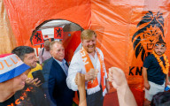 ROYALS -  König Willem-Alexander besucht die "Schönste Oranje-Strasse" Hollands