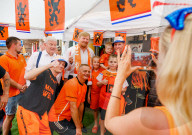 ROYALS -  König Willem-Alexander besucht die "Schönste Oranje-Strasse" Hollands