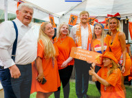 ROYALS -  König Willem-Alexander besucht die "Schönste Oranje-Strasse" Hollands