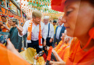 ROYALS -  König Willem-Alexander besucht die "Schönste Oranje-Strasse" Hollands
