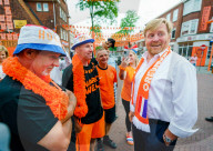 ROYALS -  König Willem-Alexander besucht die "Schönste Oranje-Strasse" Hollands