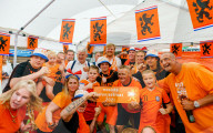 ROYALS -  König Willem-Alexander besucht die "Schönste Oranje-Strasse" Hollands