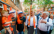 ROYALS -  König Willem-Alexander besucht die "Schönste Oranje-Strasse" Hollands