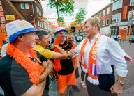 ROYALS -  König Willem-Alexander besucht die "Schönste Oranje-Strasse" Hollands