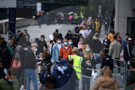 NEWS - Coronavirus: Schlange stehen für Impfung im Tottenham Hotspur Stadion im Norden Londons