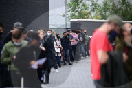 NEWS - Coronavirus: Schlange stehen für Impfung im Tottenham Hotspur Stadion im Norden Londons