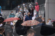 NEWS - Coronavirus: Schlange stehen für Impfung im Tottenham Hotspur Stadion im Norden Londons