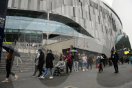 NEWS - Coronavirus: Schlange stehen für Impfung im Tottenham Hotspur Stadion im Norden Londons