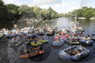 NEWS - 'Alle in einem Boot die Zweite – Rave-o-lution!' : Berliner Party- und Klubszene demonstriert auf dem Wasser