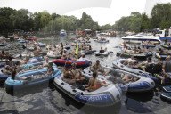 NEWS - 'Alle in einem Boot die Zweite – Rave-o-lution!' : Berliner Party- und Klubszene demonstriert auf dem Wasser