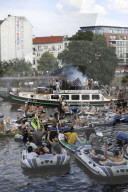 NEWS - 'Alle in einem Boot die Zweite – Rave-o-lution!' : Berliner Party- und Klubszene demonstriert auf dem Wasser