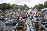 NEWS - 'Alle in einem Boot die Zweite – Rave-o-lution!' : Berliner Party- und Klubszene demonstriert auf dem Wasser