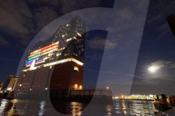 FEATURE - So hätte es auch in München aussehen können: Regenbogen-Illumination der Elbphilharmonie in Hamburg