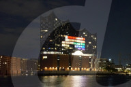 FEATURE - So hätte es auch in München aussehen können: Regenbogen-Illumination der Elbphilharmonie in Hamburg