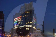 FEATURE - So hätte es auch in München aussehen können: Regenbogen-Illumination der Elbphilharmonie in Hamburg