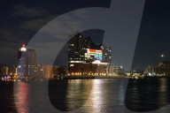 FEATURE - So hätte es auch in München aussehen können: Regenbogen-Illumination der Elbphilharmonie in Hamburg