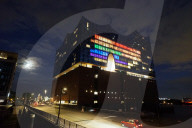 FEATURE - So hätte es auch in München aussehen können: Regenbogen-Illumination der Elbphilharmonie in Hamburg