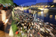 NEWS - Coronavirus: Tausende von Menschen versammeln sich am Abend der Fête de la Musique in Paris am Qua