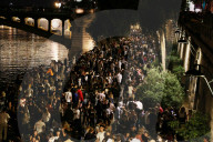 NEWS - Coronavirus: Tausende von Menschen versammeln sich am Abend der Fête de la Musique in Paris am Qua