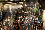 NEWS - Coronavirus: Tausende von Menschen versammeln sich am Abend der Fête de la Musique in Paris am Qua