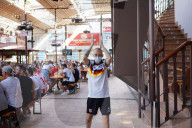 EURO 2020 - Deutsche Fans verfolgen das EM-Spiel England gegen Deutschland auf Mallorca