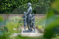 ROYALS - Besucher wollen die Statue von Diananim Sunken Garden des Kensington Palastes besichtigen