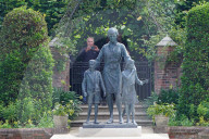 ROYALS - Besucher wollen die Statue von Diananim Sunken Garden des Kensington Palastes besichtigen