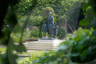 ROYALS - Besucher wollen die Statue von Diananim Sunken Garden des Kensington Palastes besichtigen