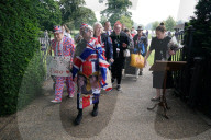 ROYALS - Besucher wollen die Statue von Diananim Sunken Garden des Kensington Palastes besichtigen