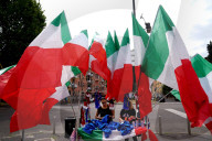 EURO 2020 - Vor dem Viertelfinal: Verkauf von Italien-Fanartikeln in Mailand