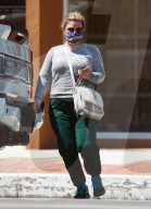 Kelly Clarkson spends her July 4 weekend fetching and carrying furniture as she settles into her new home in Los Angeles. 
