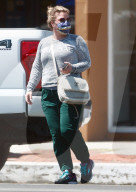 Kelly Clarkson spends her July 4 weekend fetching and carrying furniture as she settles into her new home in Los Angeles. 