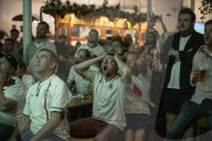 FUSSBALL-EM - England-Fans verfolgen das Finalspiel im Jolly Gardeners Pub London