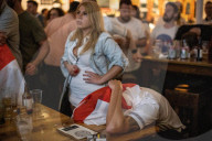 FUSSBALL-EM - England-Fans verfolgen das Finalspiel im Jolly Gardeners Pub London