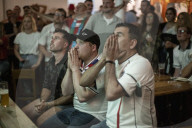 FUSSBALL-EM - England-Fans verfolgen das Finalspiel im Jolly Gardeners Pub London